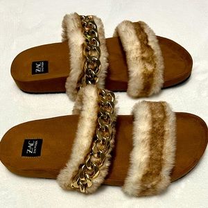 ZAC Zac Posen
Faux Fur Chain-Link Accents Slides